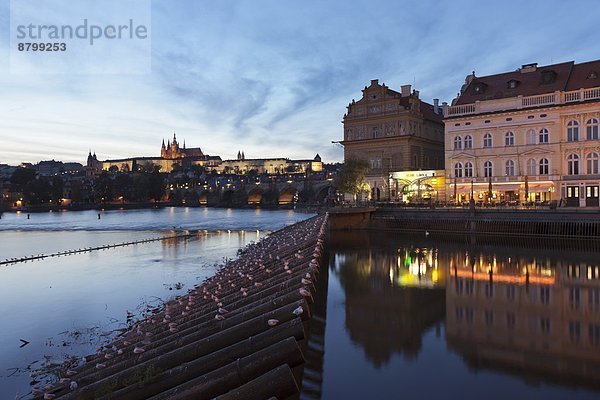 Prag  Hauptstadt  Europa  Palast  Schloß  Schlösser  über  Brücke  Fluss  Museum  Tschechische Republik  Tschechien  Ansicht  Moldau  UNESCO-Welterbe  Böhmen  Ortsteil