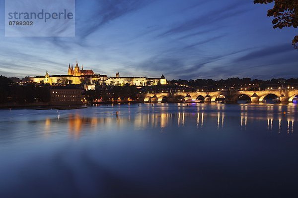 Prag  Hauptstadt  Europa  Palast  Schloß  Schlösser  über  Brücke  Fluss  Tschechische Republik  Tschechien  Ansicht  Moldau  UNESCO-Welterbe  Böhmen  Ortsteil