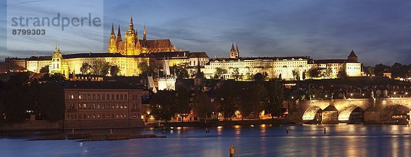 Prag  Hauptstadt  Europa  Palast  Schloß  Schlösser  über  Brücke  Fluss  Tschechische Republik  Tschechien  Ansicht  Moldau  UNESCO-Welterbe  Böhmen  Ortsteil
