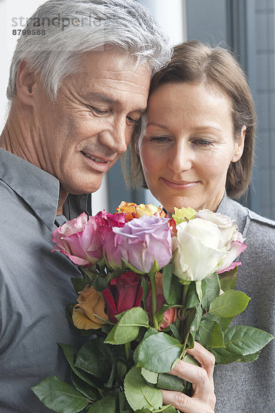 Glückliches Paar mit Rosenstrauß