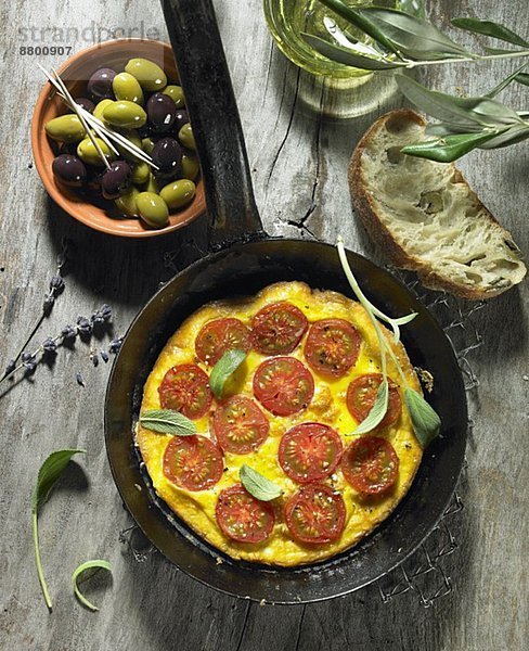 Tomatenomelett mit Salbei  schwarze und grüne Oliven  Olivenöl  Olivenzweig  Oliven-Ciabatta und Lavendel