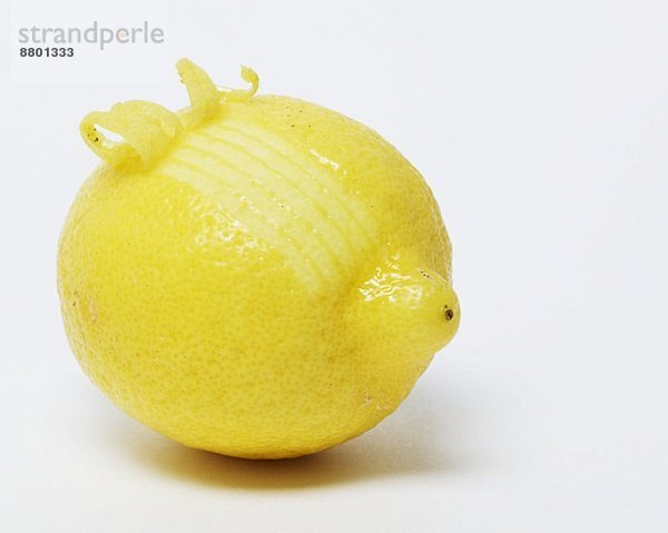 Zitrone mit abgerissenen Zesten