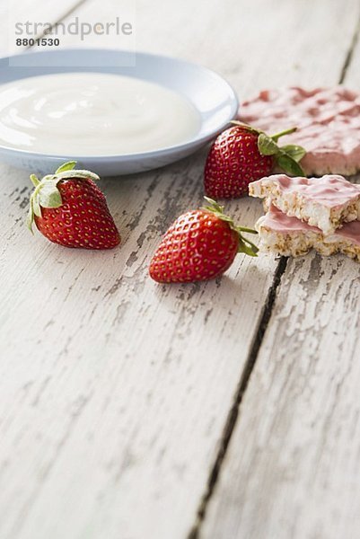 Stillleben mit Joghurt im Schälchen  Erdbeeren & Erdbeer-Reiswaffeln