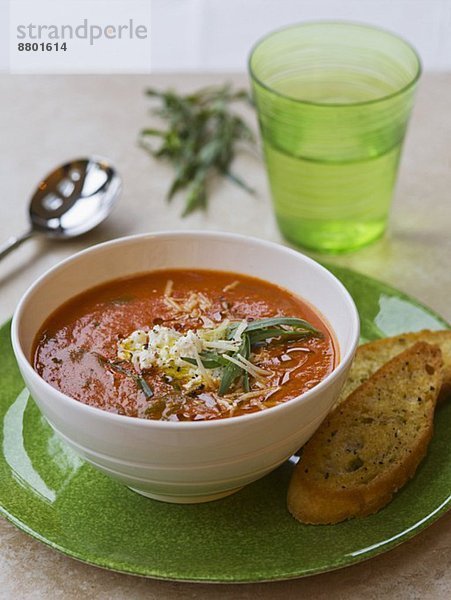 Tomatensuppe mit Estragon und geriebenem Käse