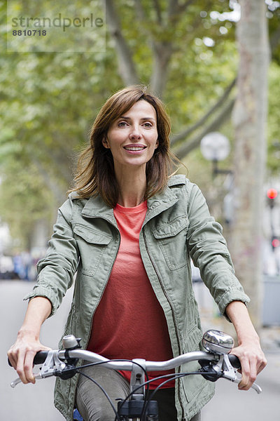 Frau auf dem Fahrrad in der Stadt