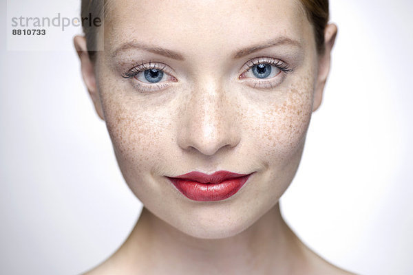 Junge Frau mit rotem Lippenstift  Nahaufnahme