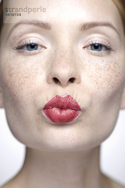 Junge Frau mit Lippen in rotem Lippenstift  Nahaufnahme