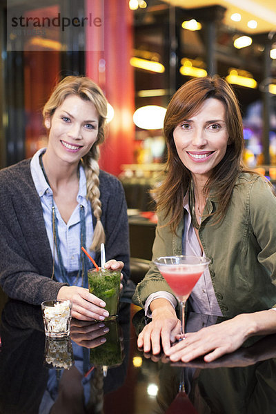 Frauen genießen Cocktail an der Bar  Portrait