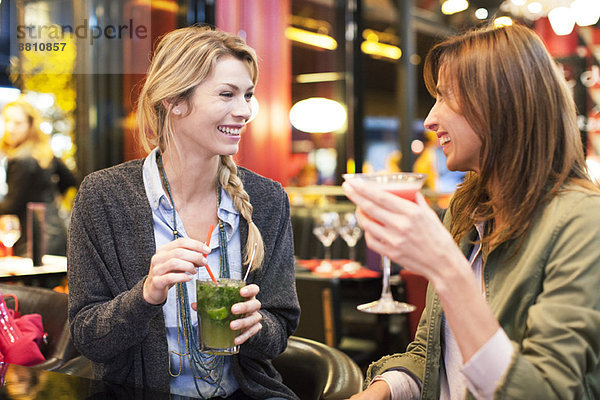 Frauen genießen Cocktail an der Bar