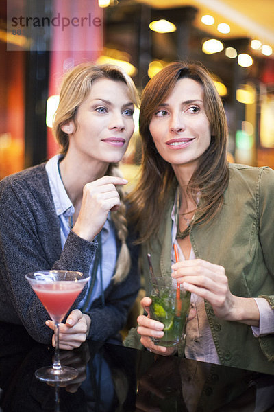 Frauen beim Cocktail an der Bar