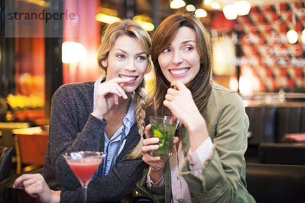 Frauen beim Cocktail in der Bar