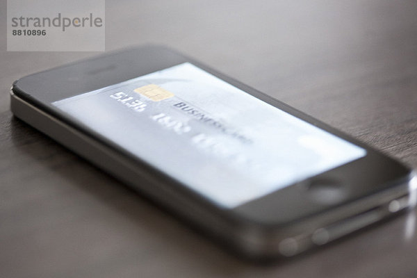 Smartphone mit Bild der Kreditkarte