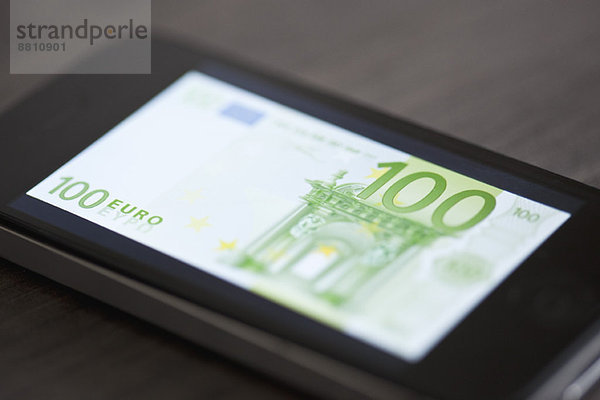 Smartphone mit Bild der Hundert-Euro-Banknote