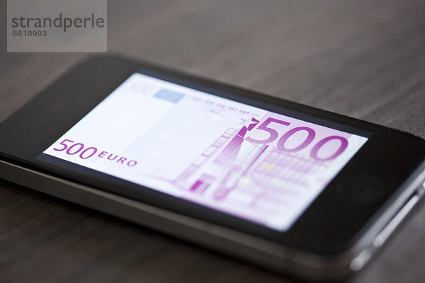 Smartphone mit Bild der fünfhundert Euro-Banknote