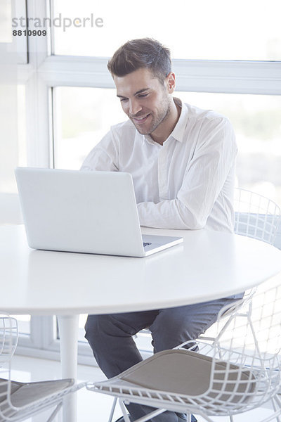 Mann mit Laptop-Computer