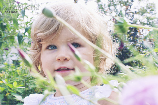 Kleines Mädchen im Blumengarten  Portrait