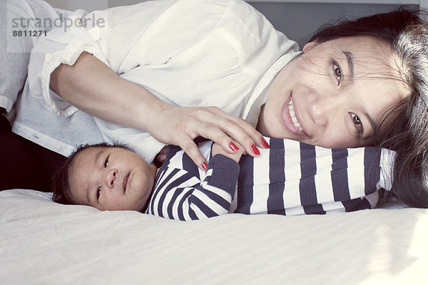 Mutter mit Baby im Bett  Portrait