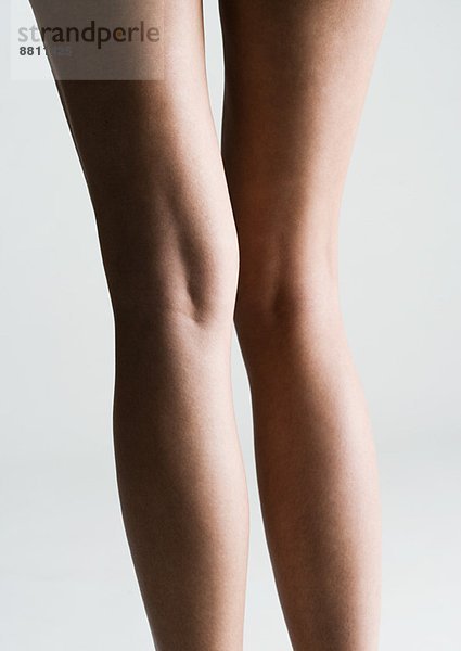 Die nackten Beine der Frau  Rückansicht