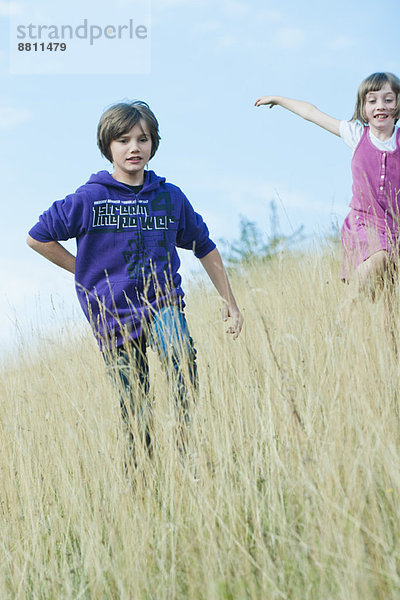 Kinder beim Spielen am Grashang