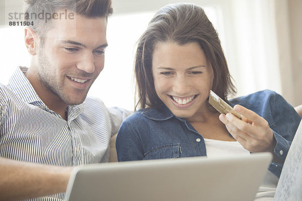 Paar zu Hause zusammen online einkaufen