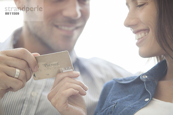 Paar bereitet sich auf den Kauf einer Kreditkarte vor