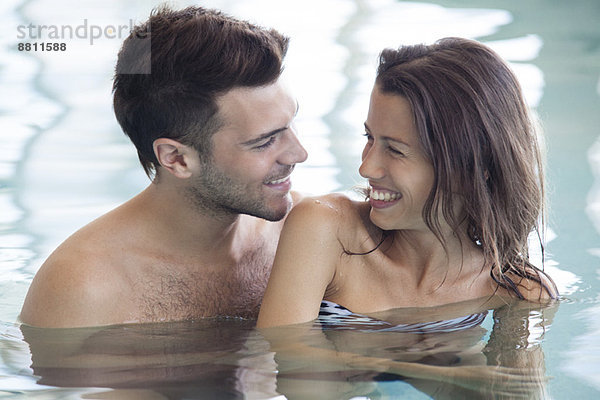 Paar im Pool zusammen