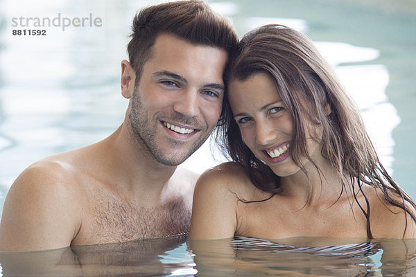 Paar entspannt zusammen im Pool  Portrait