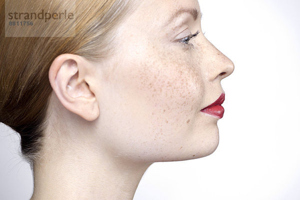 Junge Frau mit rotem Lippenstift  Profil