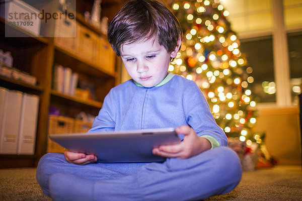 benutzen  Europäer  Junge - Person  Baum  Weihnachten  Tablet PC