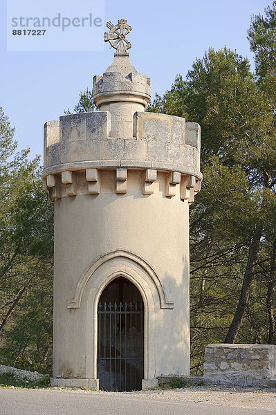 Alter Wachturm an der Abtei Saint Michel de Frigolet  La Montagnette  Bouches-du-Rhone  Provence-Alpes-Cote d'Azur  Südfrankreich  Frankreich