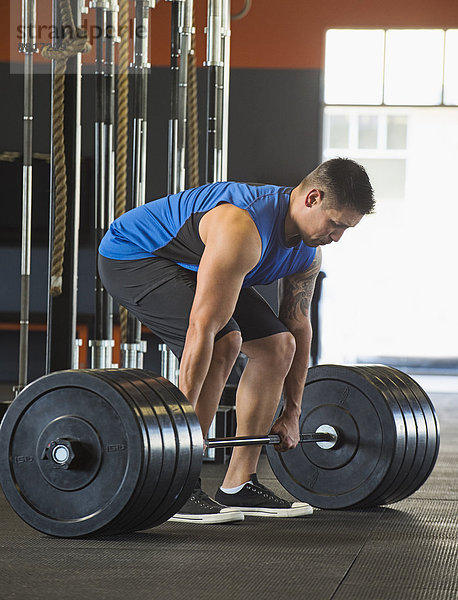 Fitness-Studio  Europäer  Mann  heben  Hantel