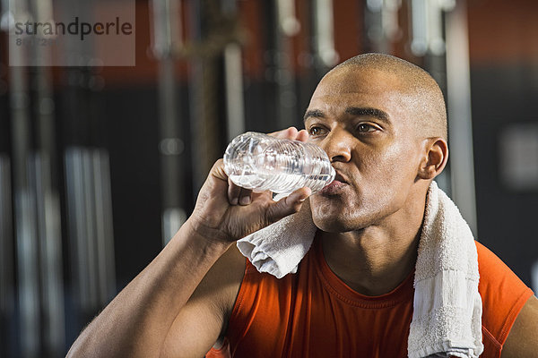 Wasser Fitness-Studio Mann schwarz trinken