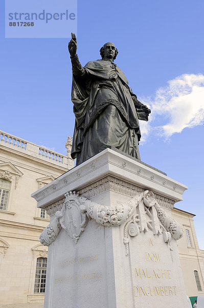 Statue von Bischof Malachie d'Inguimbert vor Barock-Krankenhaus Hotel-Dieu  Carpentras  Vaucluse  Provence-Alpes-Cote d'Azur  Südfrankreich  Frankreich