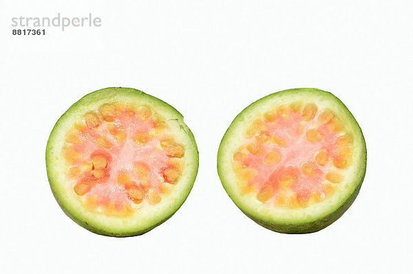 Echte Guave  Guava  Guayave  Guayaba (Psidium guajava)  halbierte Frucht