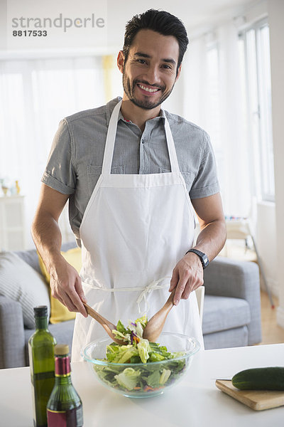 Mann werfen Salat mischen Tisch Mixed