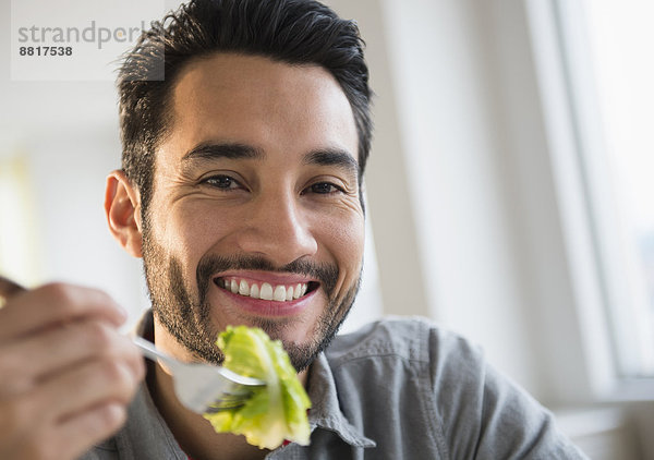 Mann  Salat  mischen  essen  essend  isst  Mixed