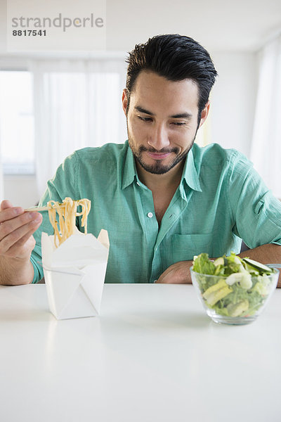 Mann  Salat  mischen  auswählen  ausführen  Mixed