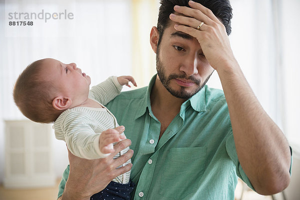 weinen  Enttäuschung  Menschlicher Vater  halten  Baby