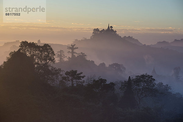 Pagoden umgeben von Bäumen  im Nebel  Morgenlicht  Mrauk U  Sittwe-Division  Rakhine Staat  Myanmar