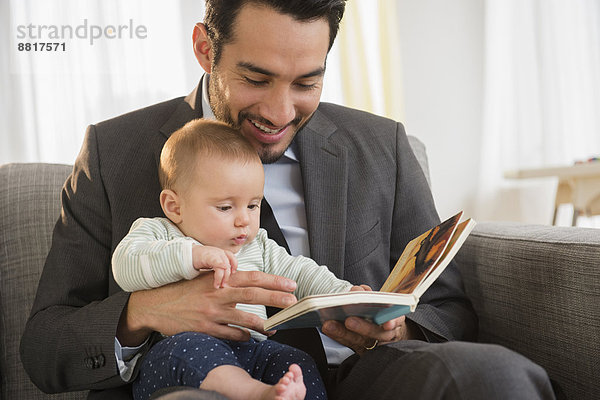 Couch  Menschlicher Vater  Baby  vorlesen
