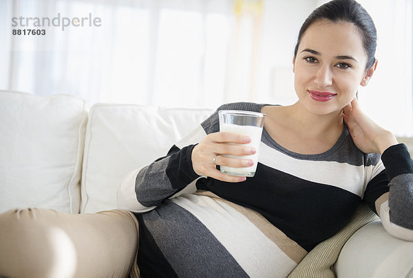 Europäer Frau Couch Schwangerschaft trinken Milch