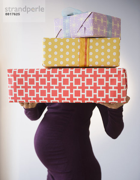 Geschenk Europäer Frau halten Verpackung Schwangerschaft umwickelt