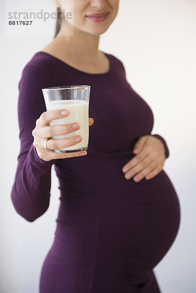 Europäer  Frau  Glas  halten  Schwangerschaft  Milch