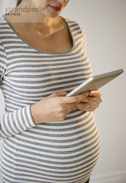 benutzen  Europäer  Frau  Schwangerschaft  Tablet PC