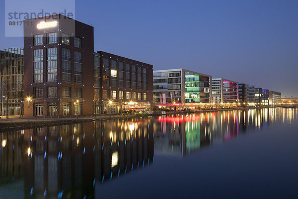 Bürogebäude und Gaststätten  Innenhafen  Duisburg  Ruhrgebiet  Nordrhein-Westfalen  Deutschland