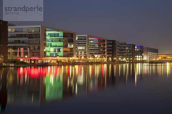 Bürogebäude und Gaststätten  Innenhafen  Duisburg  Ruhrgebiet  Nordrhein-Westfalen  Deutschland