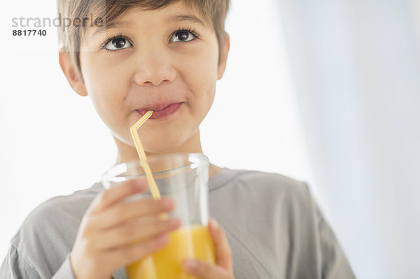 Junge - Person  Hispanier  trinken  Saft  Stroh