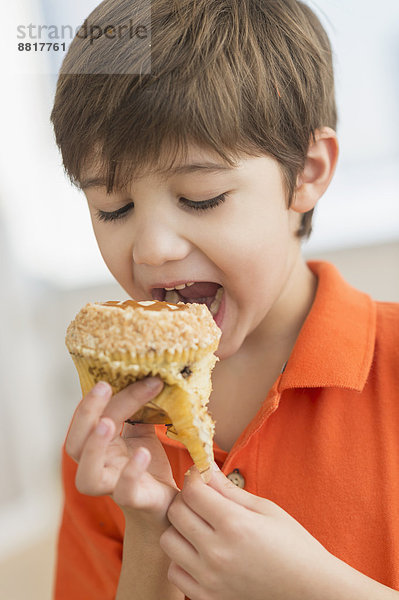 Junge - Person  Hispanier  Muffin  essen  essend  isst