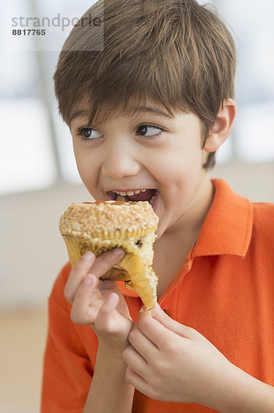 Junge - Person  Hispanier  Muffin  essen  essend  isst