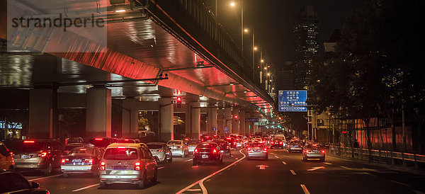 Autoverkehr unter Hochstraße bei Nacht  Shanghai  China